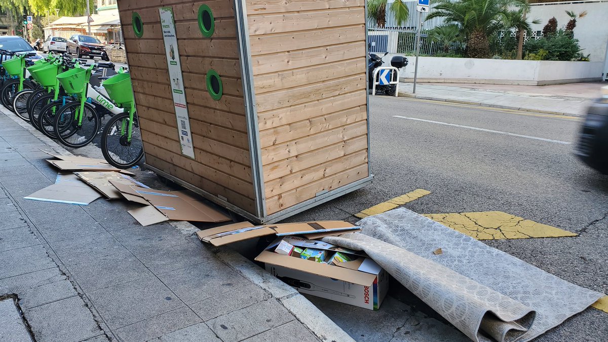 Proprete0's tweet photo. La Métropole met à votre disposition quotidiennement des équipements permettant de conserver les rues de nos villes et villages propres.
#Verbalisation #respect
Merci aux agents sur le terrain. https://t.co/GY38X2A7Xu