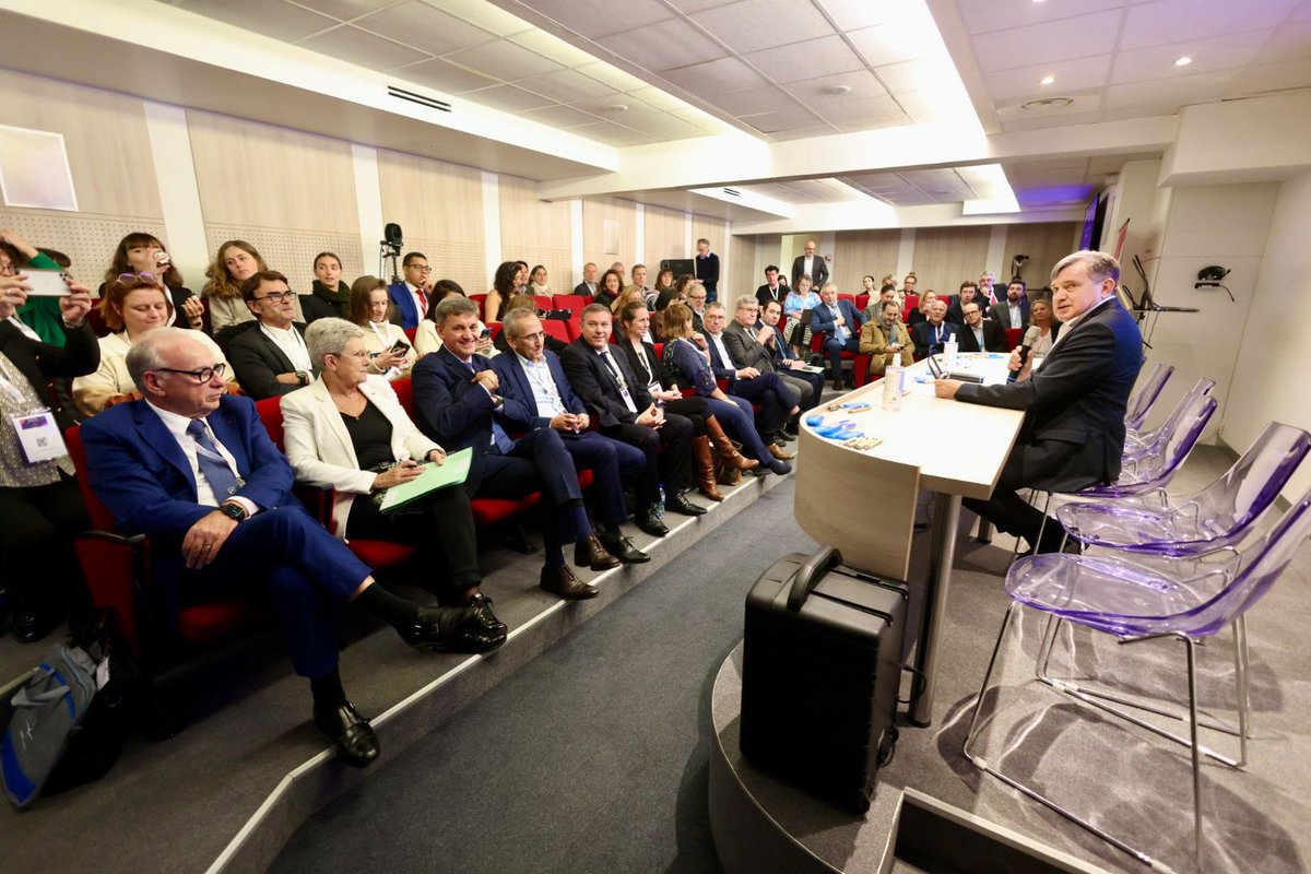 LiberauxDeSante's tweet photo. 🎙️Le président des #LibérauxDeSanté @PhilippeBesset ouvre les travaux de cet après-midi et accueille la ministre de la Santé et de l’accès aux soins @gdarrieussecq #LDS https://t.co/MZN2Ypc0RV