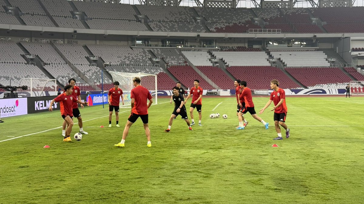 idn_abroad's tweet photo. Kondisi rumput GBK H-1 laga esok, saat digunakan untuk official training. https://t.co/BTSf1wWlB9