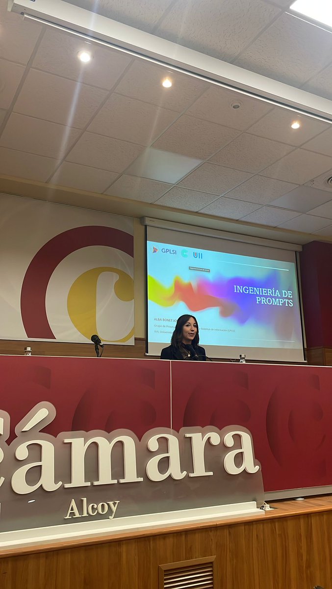 <a href="/albabonetj/">Alba Bonet</a> explica la ingeniería de prompts, una técnica para mejorar las interacciones con sistemas de IA. Con prompts bien diseñados, las empresas pueden obtener respuestas más precisas y adaptadas a sus necesidades. #InteligenciaArtificial