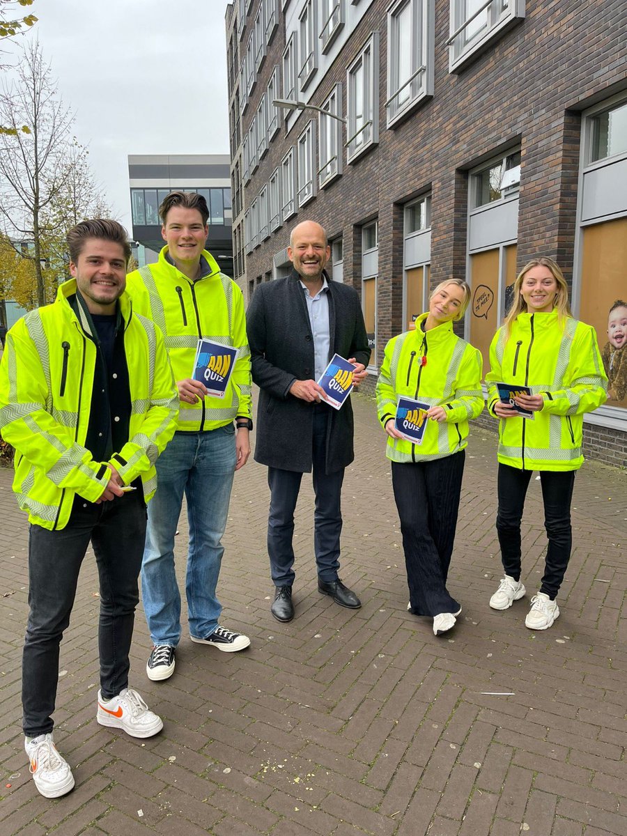 Zorg dat je zichtbaar bent en zet je licht aan! Met die boodschap stond <a href="/rikvdlinden/">Rik van der Linden</a> samen met <a href="/smilepromotions/">S.M.I.L.E.Promotions</a> bij <a href="/Leerpark1/">Leerpark Dordrecht</a> <a href="/GemDordrecht/">Gemeente Dordrecht</a>. #zetjelichtaan #maakeenpuntvannul