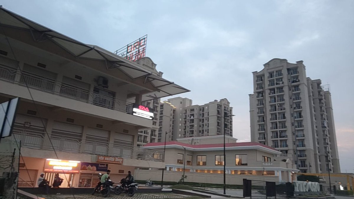 fcproperty07's tweet photo. https://t.co/C4M3ykOCvt
☎ 𝐂𝐎𝐍𝐓𝐀𝐂𝐓 𝐔𝐒 📲+91 9451208907

 Property Details:
rent purpose Shop
Location - ORO CITY LUCKNOW
💵𝐏𝐑𝐈𝐂𝐄  :  15000 (Negotiable)
N𝐞𝐚𝐫 𝐛𝐲 𝐏𝐥𝐚𝐜𝐞𝐬
Gym, Hospital, Masjid, University, Mandir, School, Park &amp; Shopping mall https://t.co/maawiKiExl
