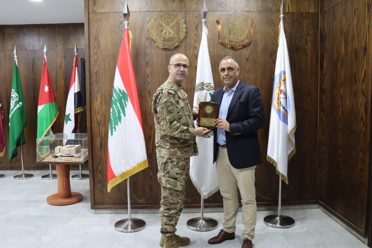 MissionDefLiban's tweet photo. Partenariat initié par le coopérant 🇫🇷 de @CoopSecuDefense entre l’académie Fouad Chehab de @LebarmyOfficial et @GeorgesJamhouri @NigmaGlobal @potechglobal Vanguard Global Solutions. 
Le monde militaire et celui de l’entreprise gagnent à toujours mieux se connaître pour échanger. https://t.co/Bbsegsknf0