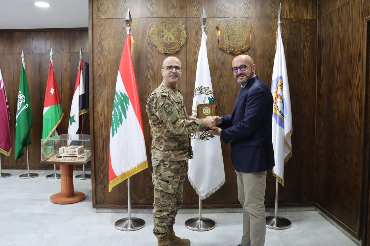 MissionDefLiban's tweet photo. Partenariat initié par le coopérant 🇫🇷 de @CoopSecuDefense entre l’académie Fouad Chehab de @LebarmyOfficial et @GeorgesJamhouri @NigmaGlobal @potechglobal Vanguard Global Solutions. 
Le monde militaire et celui de l’entreprise gagnent à toujours mieux se connaître pour échanger. https://t.co/Bbsegsknf0