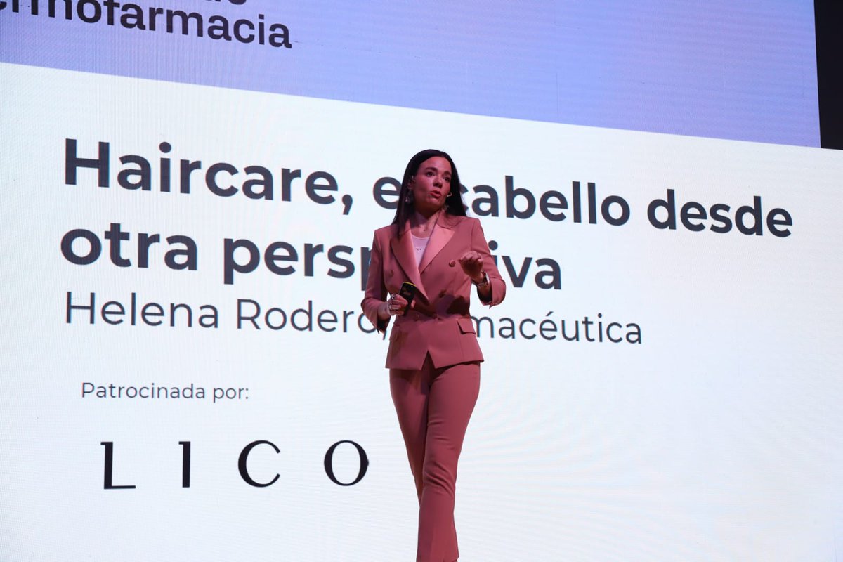 CACOF_'s tweet photo. ¡Lección magistral de @RoderoHelena en nuestras #JADF24! Nos aclara conceptos del marketing en cosmética #capilar que damos por buenos y esconden auténticos fakes. Por ejemplo: el cabello no se hidrata, lo q se hidrata es el cuero cabelludo. O el cabello no se regenera. https://t.co/qpKCj0MKML