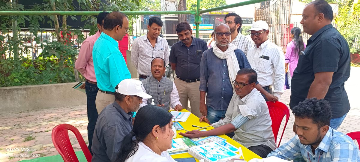 CDMPHO_DHH_NPD's tweet photo. World Diabetes Day observed at DHH Nuapada followed by a sensitisation meeting &amp; Rally. A Diabetes Screening camp also organised at Collectorate Campus. Collector &amp; DM, Sub Collector, CDM&amp;PHO, DPM  NHM,staff &amp; public attended in the camp and screened their blood sugar level &amp; BP. https://t.co/SwvwPB3VG1
