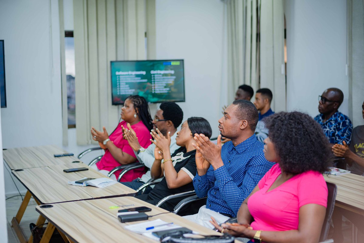 kodehauz's tweet photo. 🔙 #ThrowbackThursday

We launched this program to empower all ages with foundational tech skills, and it’s been a huge success! 

DAIPODS by KodeHauz is designed for everyone—from beginners to tech enthusiasts all essentials. 

#DAIPODSChallenge #KodeHauz #Empowerment #Throwback https://t.co/092thWyygv
