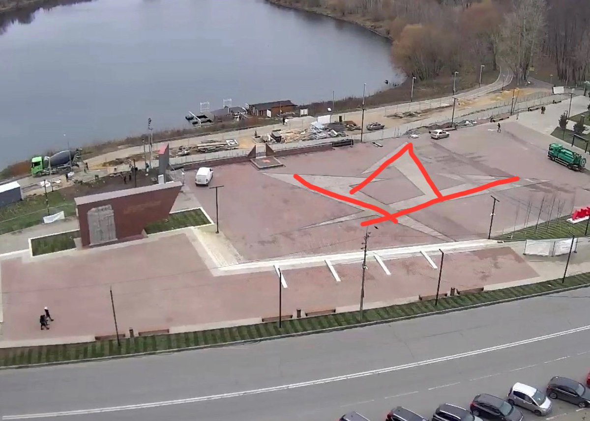 prozaccommander's tweet photo. А теперь к важным новостям: в Раменском после реконструкции открылась площадь Победы масонов над Русью святой! https://t.co/bwZmJPze38