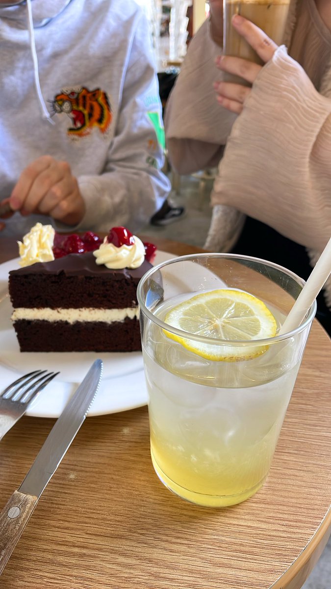 style2839's tweet photo. 🇰🇷🍰🇰🇷🍰🇰🇷
#韓国スイーツ
#cafeLayered
韓国に来たらここもおすすめですよ!
ケーキが大きいので
二つだけ選びました
で
添加物が入っていないから
安心して頂けますね
🇰🇷🍰🇰🇷🍰🇰🇷 https://t.co/5wm0caRLLc