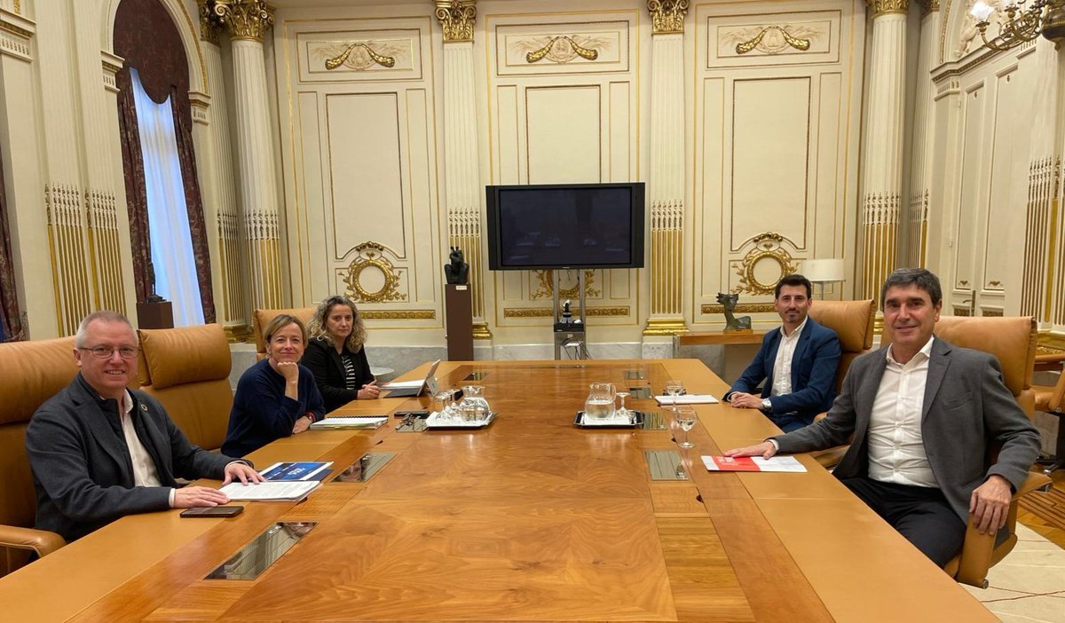 AlbertoAlbiste1's tweet image. Reunión de #Presupuestos satisfactoria.
Son unas cuentas con las que nos sentimos reflejados y que garantizan el compromiso que tenemos los socialistas con el bienestar de los y las guipuzcoanos