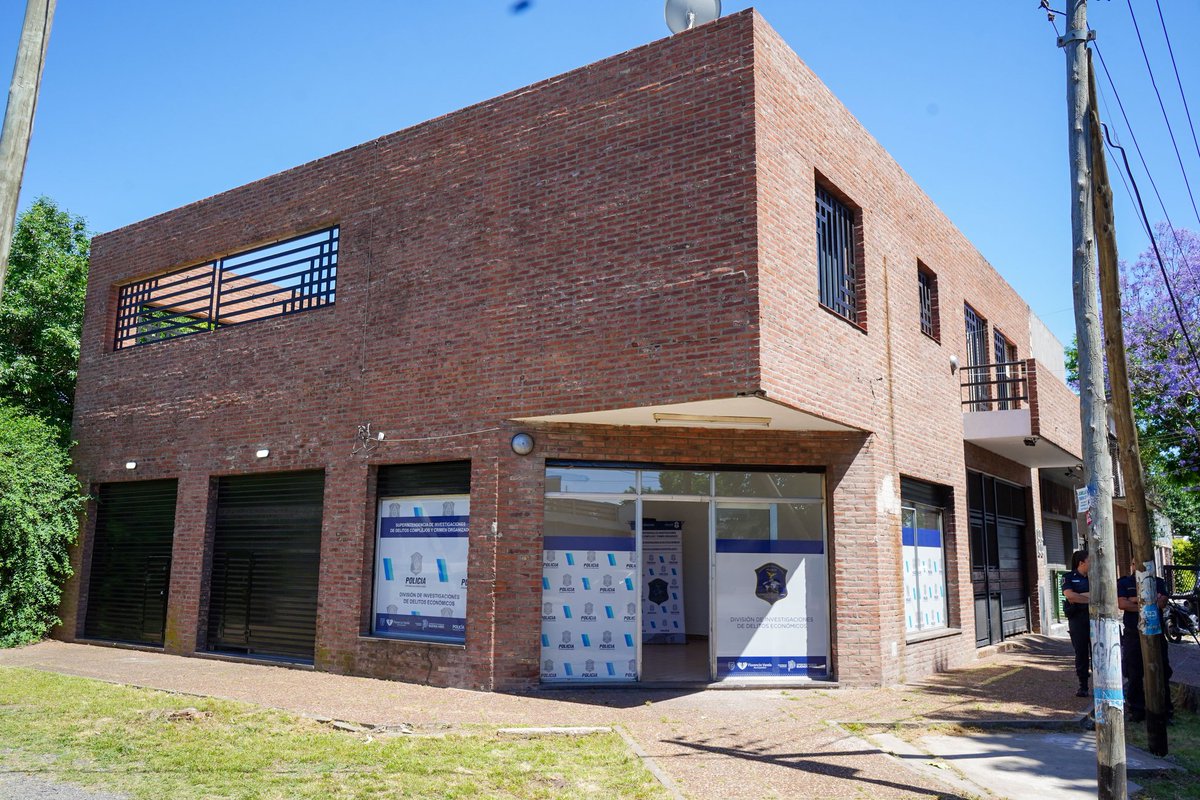 Andreswatsonok's tweet photo. OFICINA DE DELITOS ECONÓMICOS 

Junto al Ministro de Seguridad Bonaerense @JaviAlonsook inauguramos tres nuevas oficinas para el análisis e inspección de delitos económicos. https://t.co/nfs4um8EPj