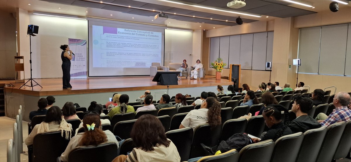 🎥😊 ¡En Vivo!  Acompáñanos en el Foro El lugar de la redistribución, la reducción y la transformación cultural en los Sistemas de Cuidados en Colombia, Antioquia y Medellín.

🔗Conéctate aquí:
web.facebook.com/10006709135342…