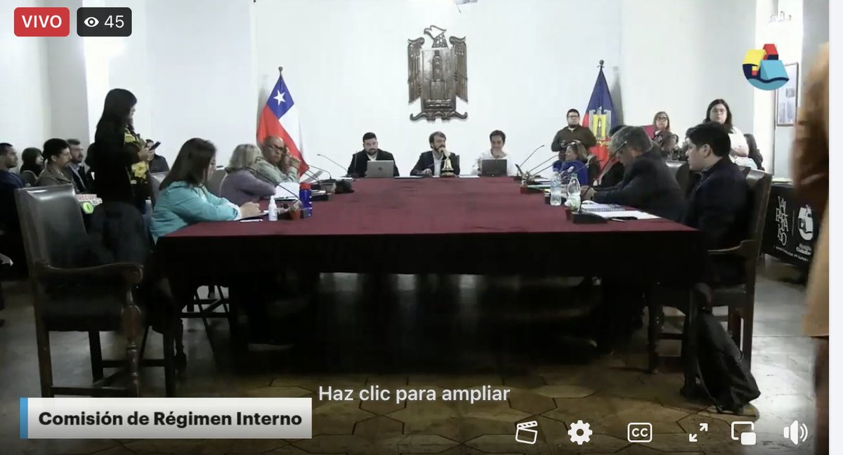 Hoy es la última sesión del concejo municipal con Jorge Sharp como alcalde, quien renuncia para presentarse como candidato en las próximas elecciones parlamentarias.
También deben renunciar los concejales que se postulen al Congreso: acaba de renunciar Zuliana Araya.
Ampliaremos.