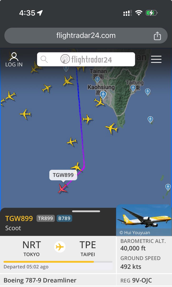 Dhakkeh's tweet photo. 4/Alas, at the boarding gate, passengers feared the worst when they saw on Flightradar24 that TR899 had headed away from Taiwan.

They announced it got cancelled due to being unable to land because of the typhoon. Imagine the frustration! Plans ruined!

@flyscoot https://t.co/wKbbH2qWW4