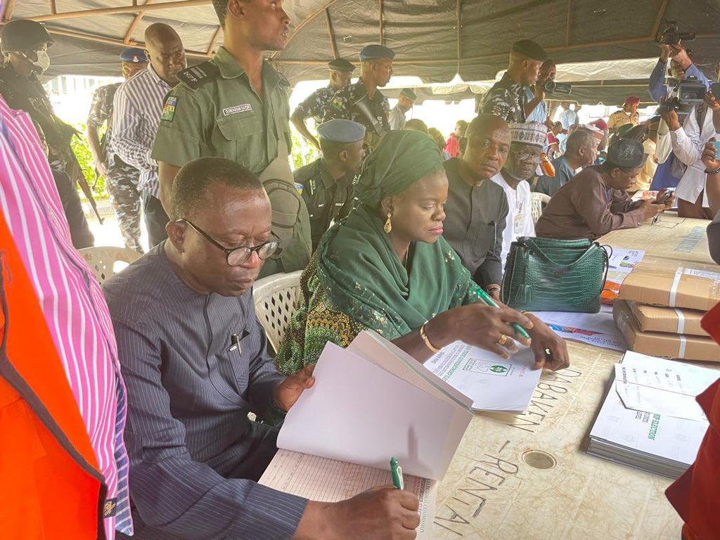 voiceofnigeria's tweet photo. The Independent National Electoral Commission @inecnigeria has confirmed that all sensitive materials for the 16th November 2024 Ondo governorship election have been transported from CBN Akure to all 18 LGAs. #ElectionMaterials #ElectoralProcess #OndoState #GovernorshipElection https://t.co/Al7HfczREe