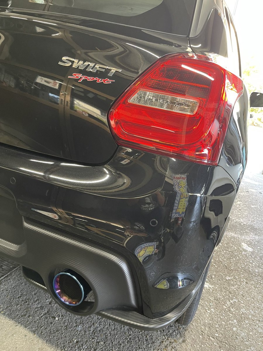 RbwGcYZqiaKZqDL's tweet photo. 現行のスイフトスポーツ6MT未使用車🚙
新車保証継承とトラストのマフラーに交換完了してこちらに入荷して来ましたよ😁
仮納車後CPU30馬力アップの書き換えと、年明け生産予定のブリッツのエアクリーナー取り付けもしますね😁
#ファイブエー
#FiveA
#大阪
#枚方
#寝屋川
#スイフト
#スイフトスポーツ https://t.co/7k2hblsxUX