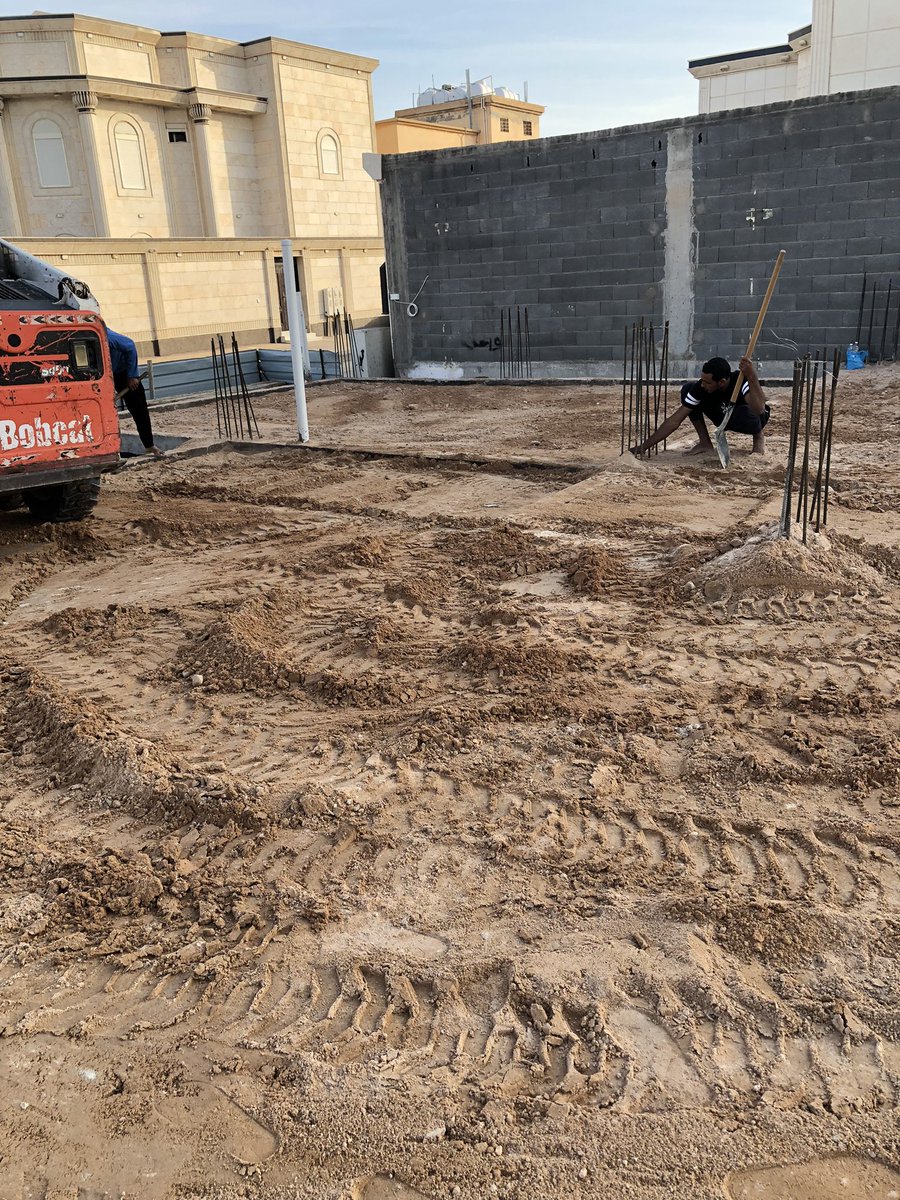 #مشروع 
فيلا سكني 

بعد ما خلصنا من أعمال السباكة وغطينا الميدات بطبقة البيتومين، بدينا ندفن الميدة لضمان استقرار الأرضية.

الموقع : #حفر_الباطن 
للتواصل : wa.me/966537714600

#المقاولات
#بيت_العمر
#مقاولين_محترفين