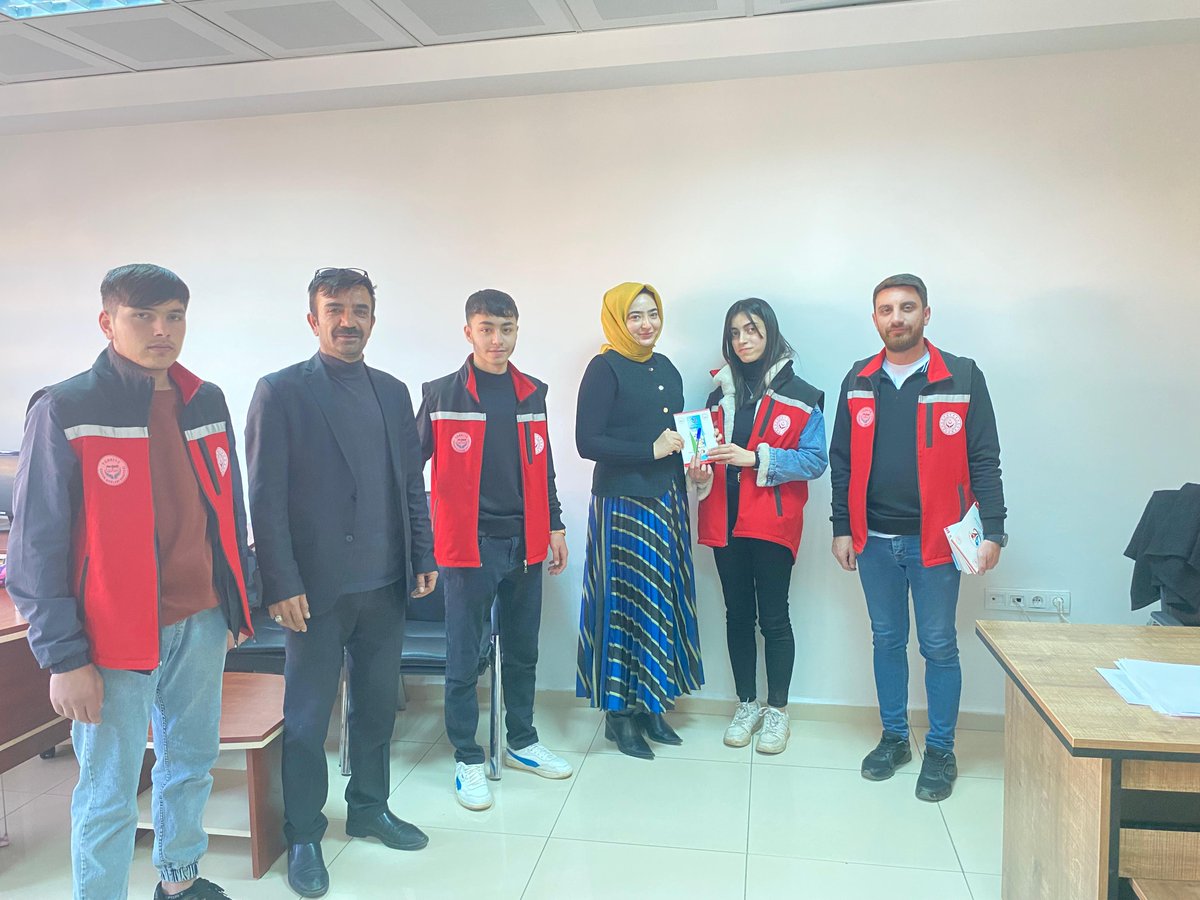 musailesosyal's tweet photo. Muş Çocuk Hakları İl Komitesi olarak 14 Kasım Dünya Sosyologlar Günü dolayısıyla kurumumuzda görev yapan Sosyolog arkadaşlarımızın günlerini kutlayıp komitemizin hediyelerini takdim ettik.
Birlikte daha güzel günlere📍 https://t.co/bdK9RLBaxe