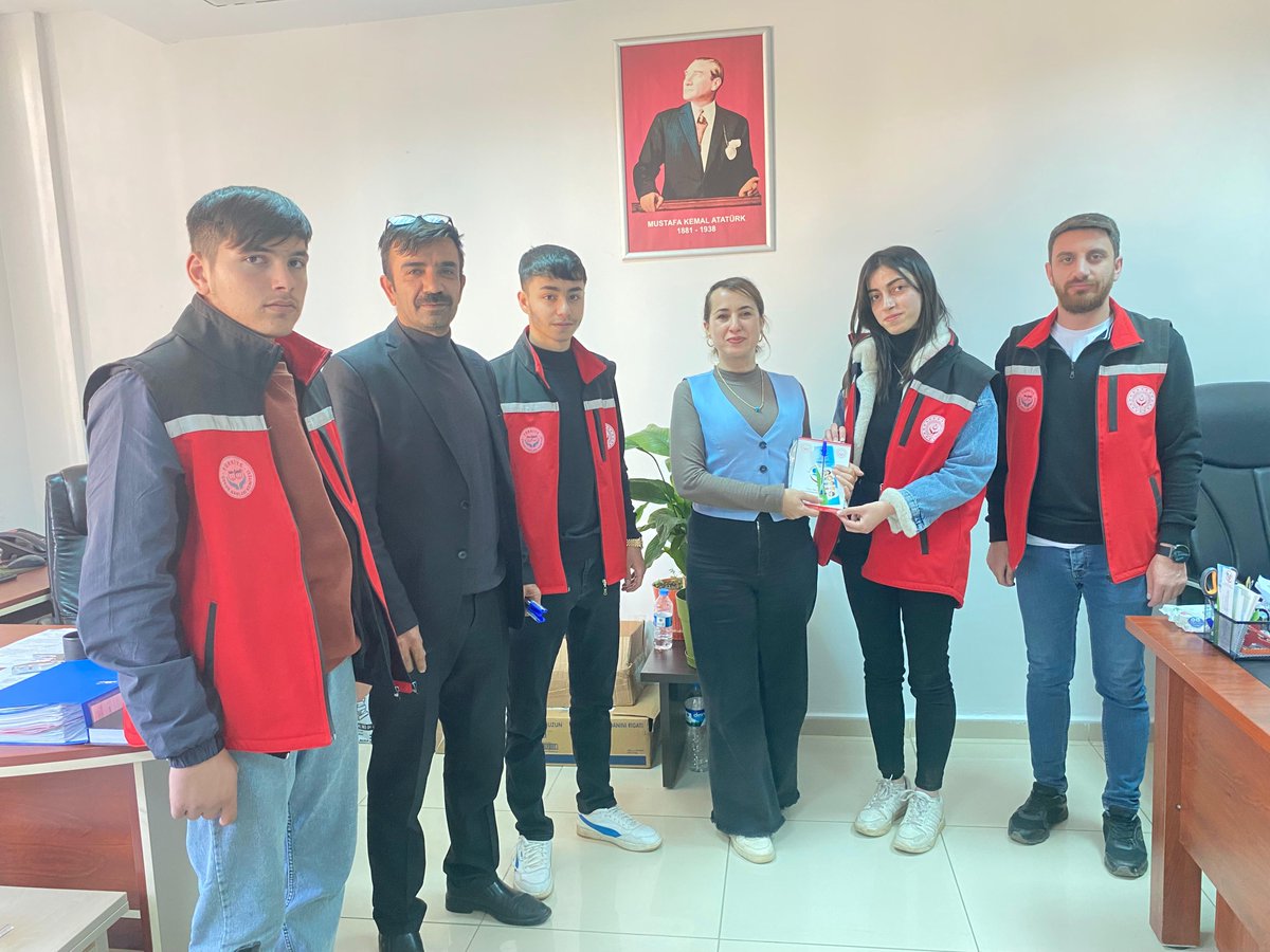musailesosyal's tweet photo. Muş Çocuk Hakları İl Komitesi olarak 14 Kasım Dünya Sosyologlar Günü dolayısıyla kurumumuzda görev yapan Sosyolog arkadaşlarımızın günlerini kutlayıp komitemizin hediyelerini takdim ettik.
Birlikte daha güzel günlere📍 https://t.co/bdK9RLBaxe
