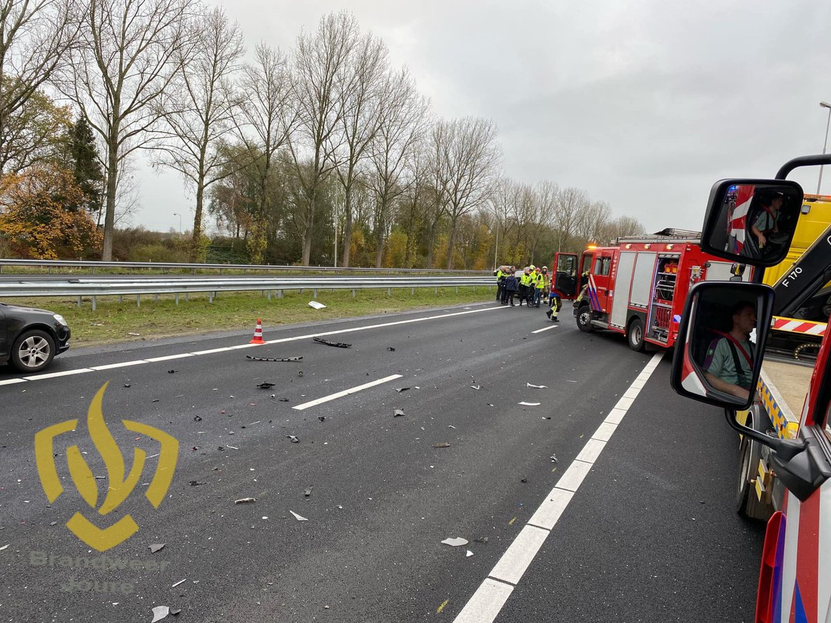 Bestelbus botst achterop vrachtwagen A7 Oudehaske
