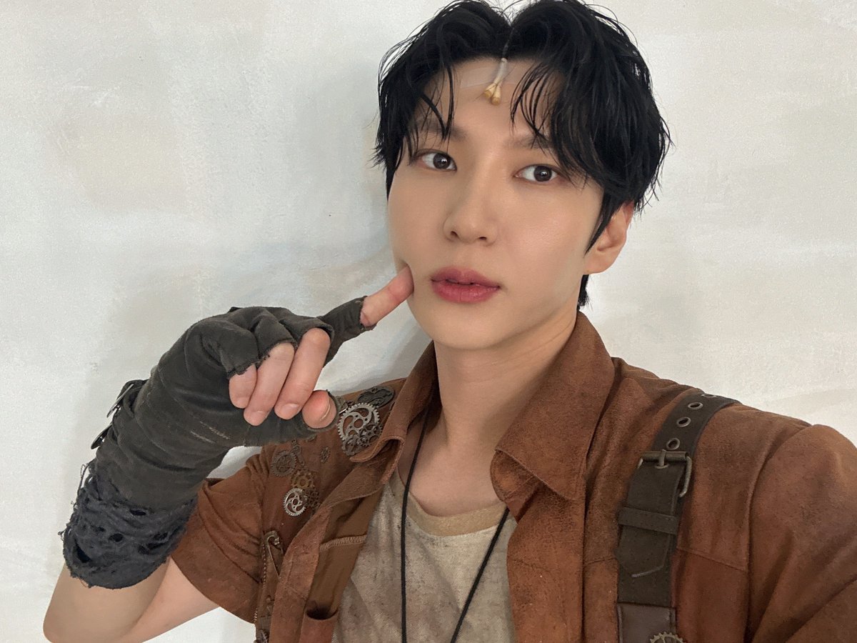 OfficialJTW_LEO's tweet photo. [📸PHOTO]

뮤지컬 ‘부치하난’
누리,부치하난이 있는 곳을
파라다이스로 만들어 준
모든 관객분들께 감사드립니다.

굿바이 누리&amp;부치하난💎

#정택운 #JUNGTAEKWOON
#레오 #LEO
#뮤지컬 #부치하난 #누리 https://t.co/uYEMiumbXA