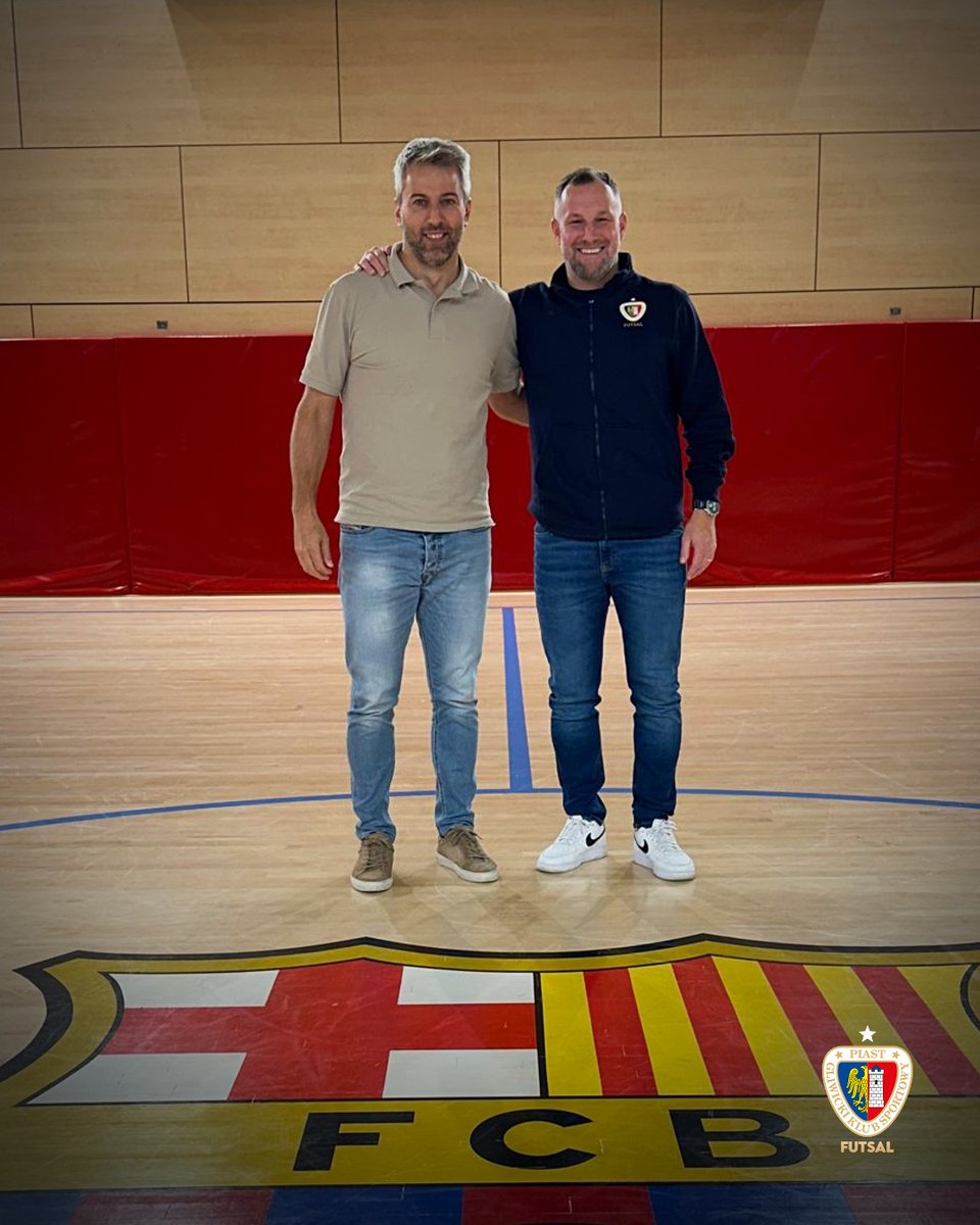 🔵🔴 Jeśli nauka, to od najlepszych 🔝 Nasz Dyrektor Sportowy Rafał Franz spotkał się w Barcelonie z trenerem <a href="/FCBfutbolsala/">Barça Futbol Sala</a>, <a href="/PREZTINO/">TINO PÉREZ-MORENO</a> oraz menadżerem zespołu, Jordim Torrasem 🤝

#MojeMiastoGliwice #RazemTworzymyHistorię #NowyRozdział
