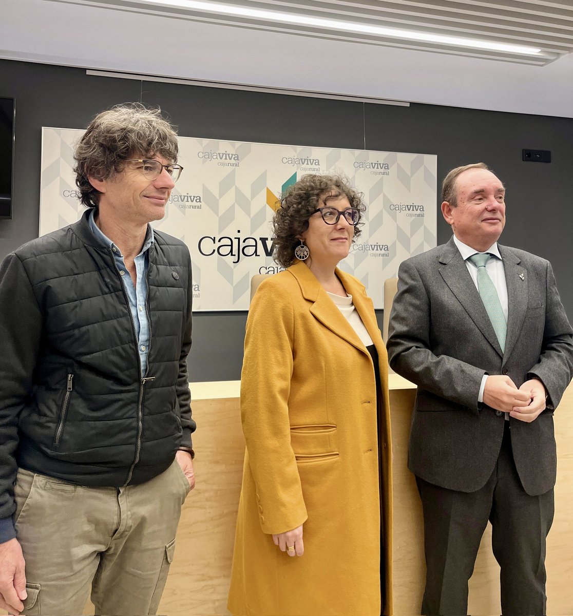 A.Periodistas Burgos (@aperiodistasbur) on Twitter photo Presentamos la VIII edición del Periódico del Cole 👩🏫 para luchar contra #bulos #desinformación y #fakenews
Organizada junto a <a href="/CajavivaCRural/">CajavivaCajaRural</a> y <a href="/LibrerosBURgos/">Libreros y libreras de Burgos</a>
periodistasburgos.com/2024/11/14/oct…
#periodismo
#concursoescolar Presentamos la VIII edición del Periódico del Cole 👩🏫 para luchar contra #bulos #desinformación y #fakenews
Organizada junto a <a href="/CajavivaCRural/">CajavivaCajaRural</a> y <a href="/LibrerosBURgos/">Libreros y libreras de Burgos</a>
periodistasburgos.com/2024/11/14/oct…
#periodismo
#concursoescolar