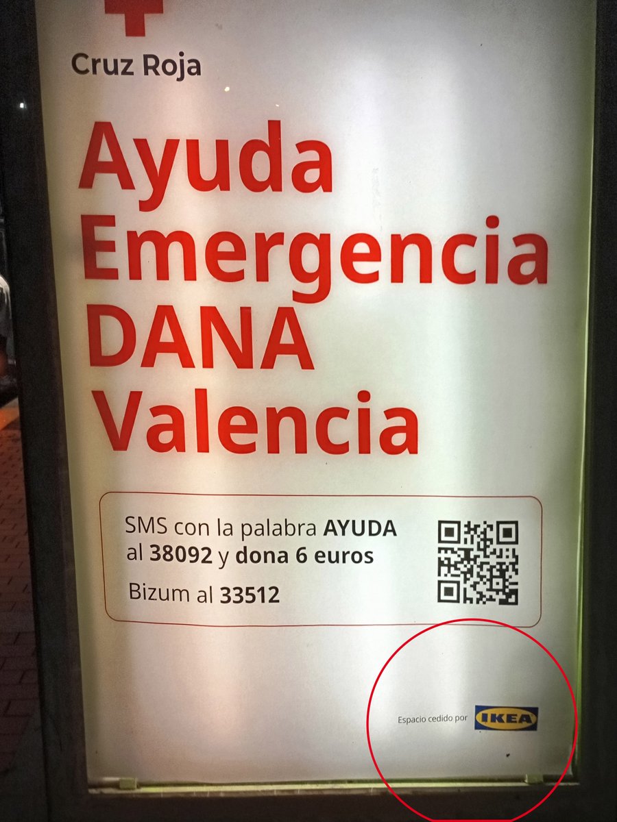 #Solidaridad publicitaria 🪧 en la #marquesina del bus 🚌.

Esta marquesina 👇, donde cojo el bus cada día, ha mostrado campañas de #publicidad de 🟡 <a href="/IKEASpain/">IKEA España</a> durante meses. Esta semana, han decidido donarla para 🔴 <a href="/CruzRojaEsp/">Cruz Roja Española</a>  .

🤔 ¿Habéis visto antes este tipo de acción?