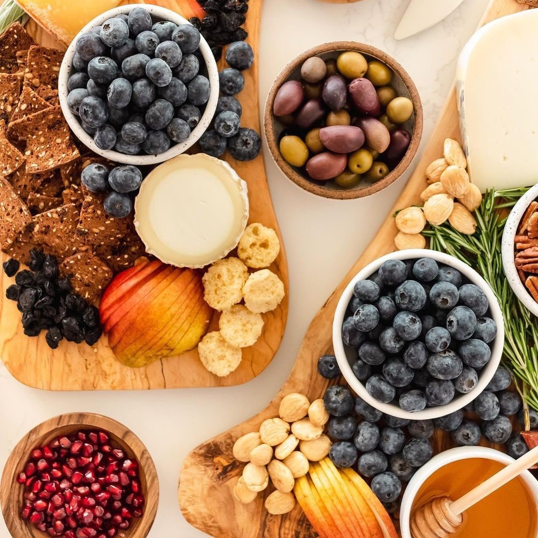 Add a splash of color and flavor to your charcuterie board with blueberries! Whether you’re hosting Friendsgiving or Thanksgiving, or you just want to make an impressive snack plate, blueberries are a sweet complement to your favorite savory bites. 😋📸: onceuponapumpkin