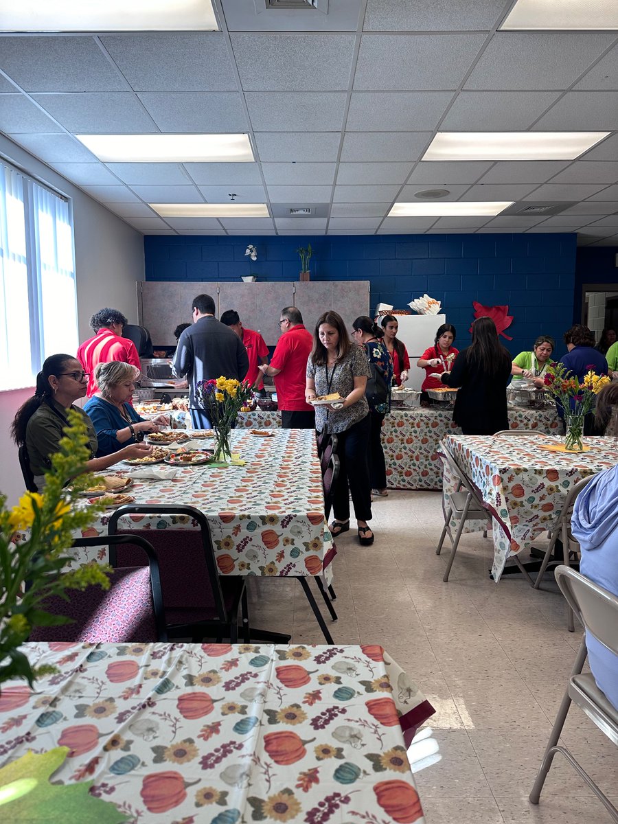 SeedeenNihara's tweet image. AVID 2 helping @ the Thanksgiving Lunch . 
#campushelp
#leadership 
#buildingcommunity