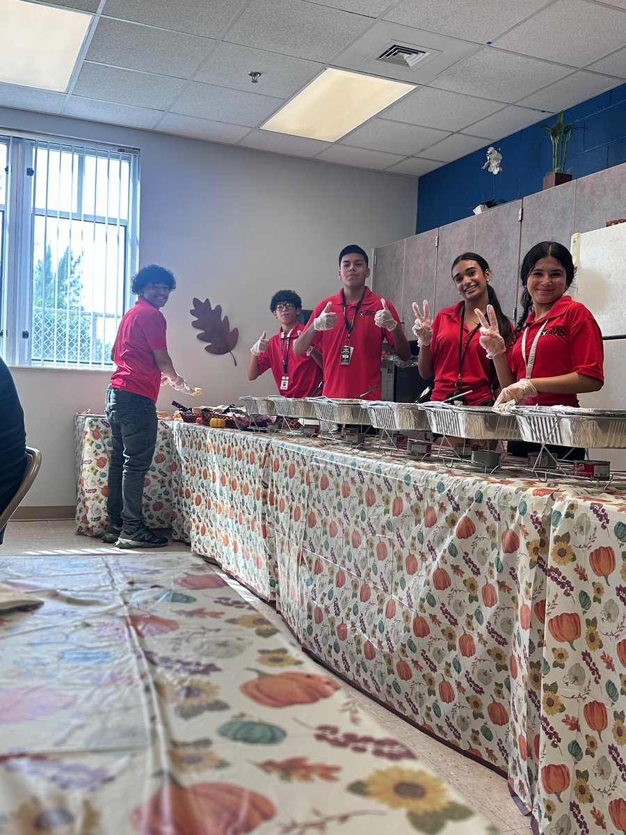 SeedeenNihara's tweet image. AVID 2 helping @ the Thanksgiving Lunch . 
#campushelp
#leadership 
#buildingcommunity