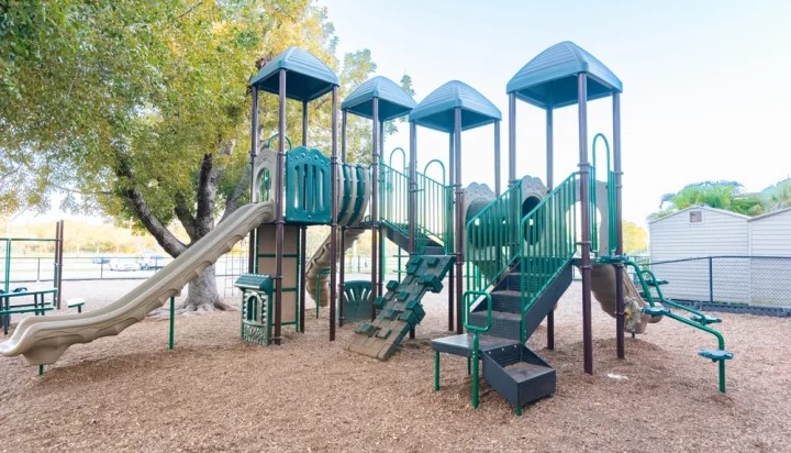 ProPlaygrounds's tweet image. Happy Thursday! We installed the new Figgs Landing play system, a 3-bay single post swing with green belts, a curved post overhead inverted horizon climber with rope attachment, and an octagon rung horizontal ladder, creating a dynamic and engaging play area for the students.