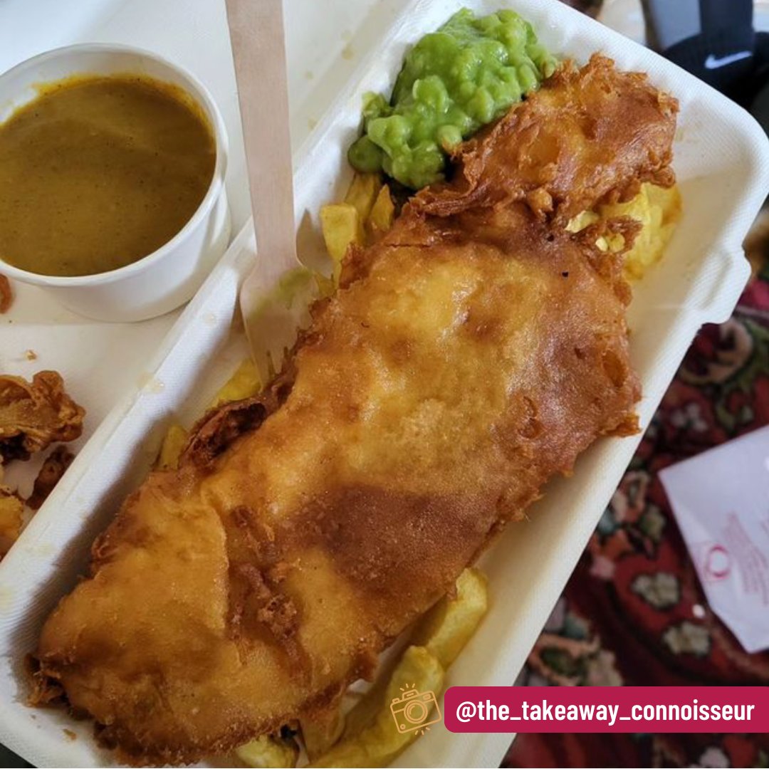 We can practically hear the CRUNCH of that batter 😮‍💨

Fish, chips, scraps, curry sauce AND a cheeky teaser of mushy peas - what an order from @the_takeaway_connoisseur 🤝