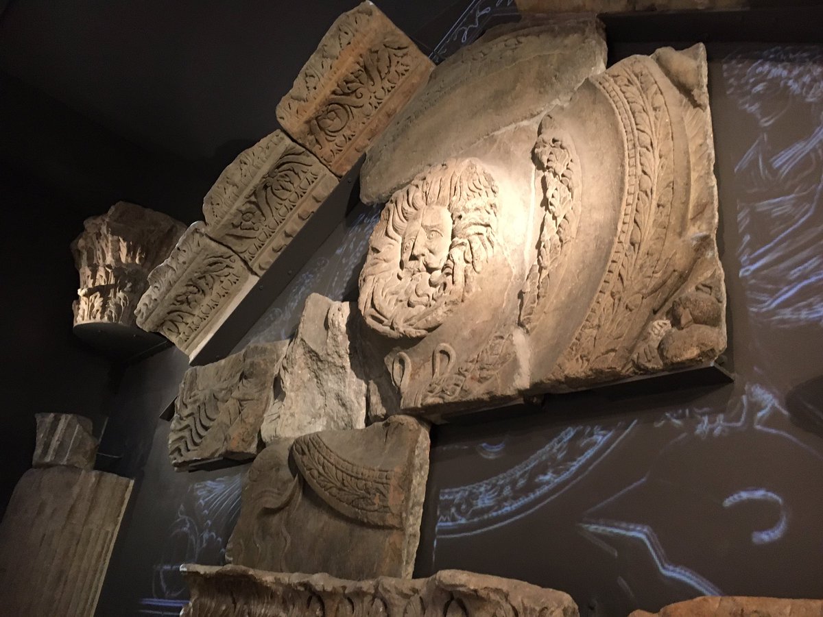 KESBathClassics's tweet photo. Year 8 have been having a lovely time at the Roman Bath this week! How lucky we are to have this incredible site on our doorstep. Whether it’s cultural, historical, religious or just good old-fashioned bathing, there is so much to learn. #RomanBathsBath https://t.co/xC6o8Cwtad
