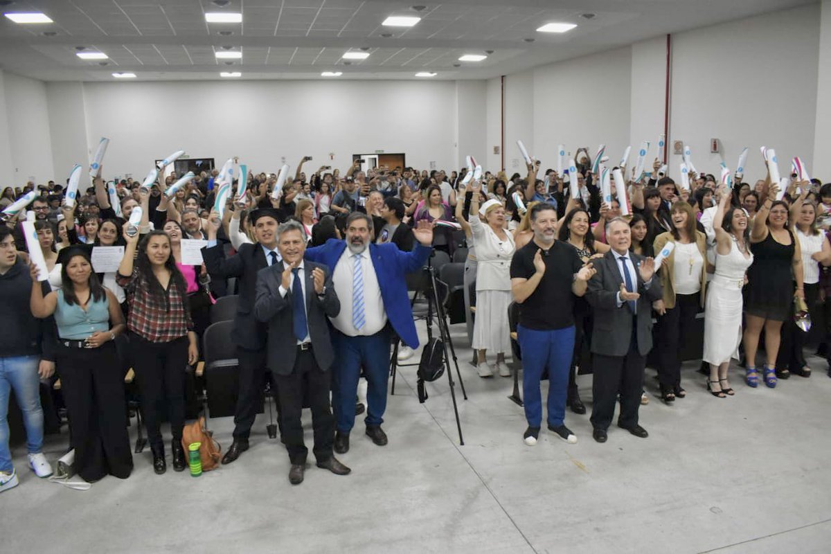 _Raul_Diaz's tweet photo. Nuevos egresadas y egresados de la Universidad Nacional del Oeste!👩🏻‍🎓👨🏻‍🎓

En un acto pleno de alegría y emoción, recibieron sus títulos 115 nuevos graduados de la UNO. 
Una vez más pudimos disfrutar junto a los egresados y sus familiares de la alegría de culminar una carrera universitaria.