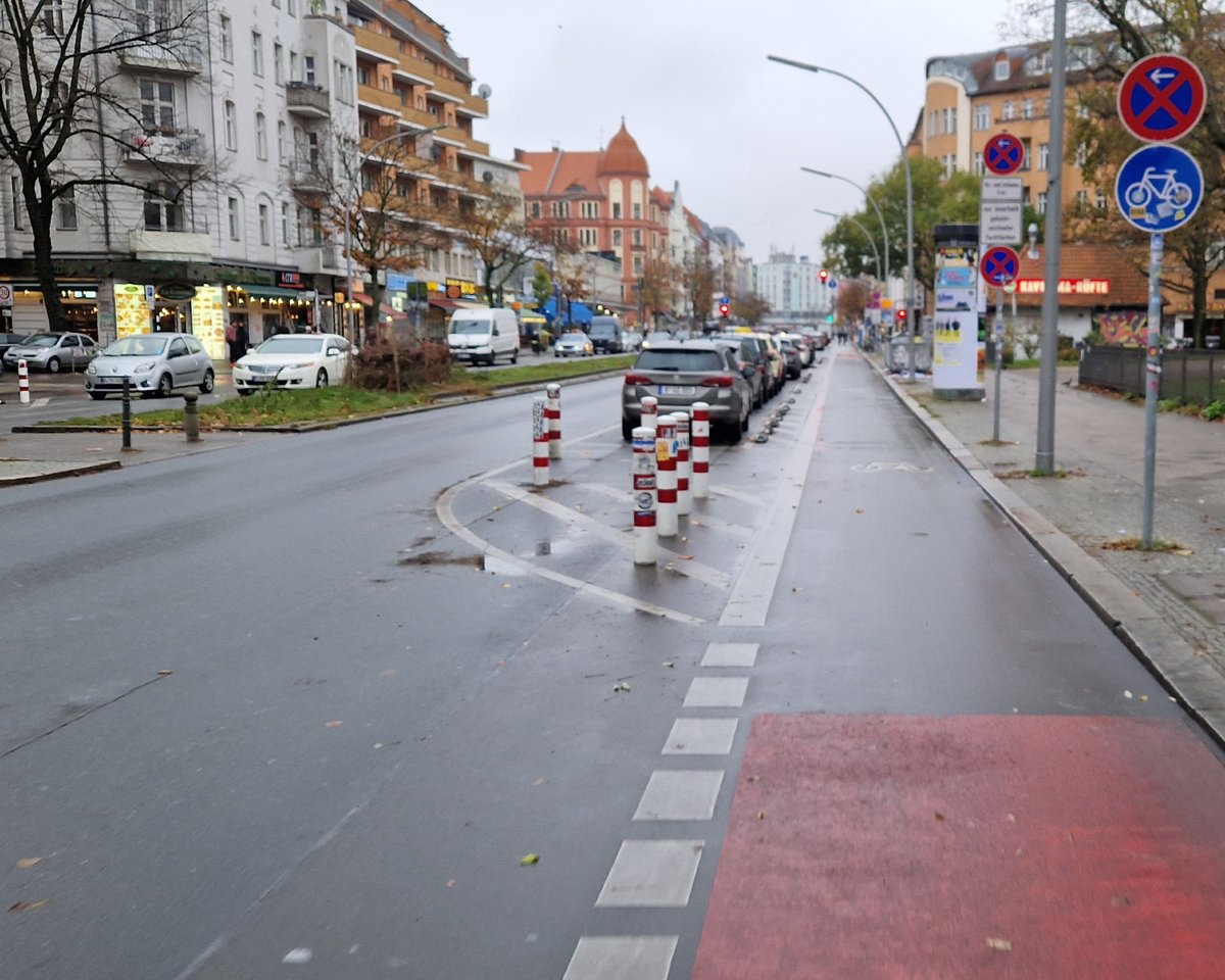 An jeder Straßenquerung für den <a href="/fussverkehr_de/">@Fussverkehr.bsky.social</a> haben die Verkehrsbehörden und Straßenbauämter die Wahl zwischen Variante A oder Variante B und entscheiden sich damit gegen oder für gute (notwendige ‼️) Sichtbeziehungen zwischen 🚗+🚶‍♀️+🚴‍♀️