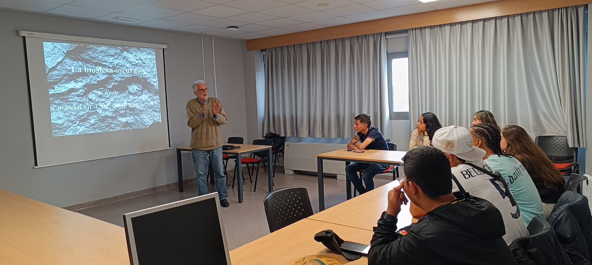 CBM_CSIC_UAM's tweet photo. ¡El pasado jueves tuvimos una visita internacional en el CBM! Nos visitó el director del Instituto de Astrobiología de Colombia junto a un grupo de estudiantes, como parte de un programa de inmersión científica en Europa para último año de Bachillerato de Colombia. https://t.co/8nGp1G7DId