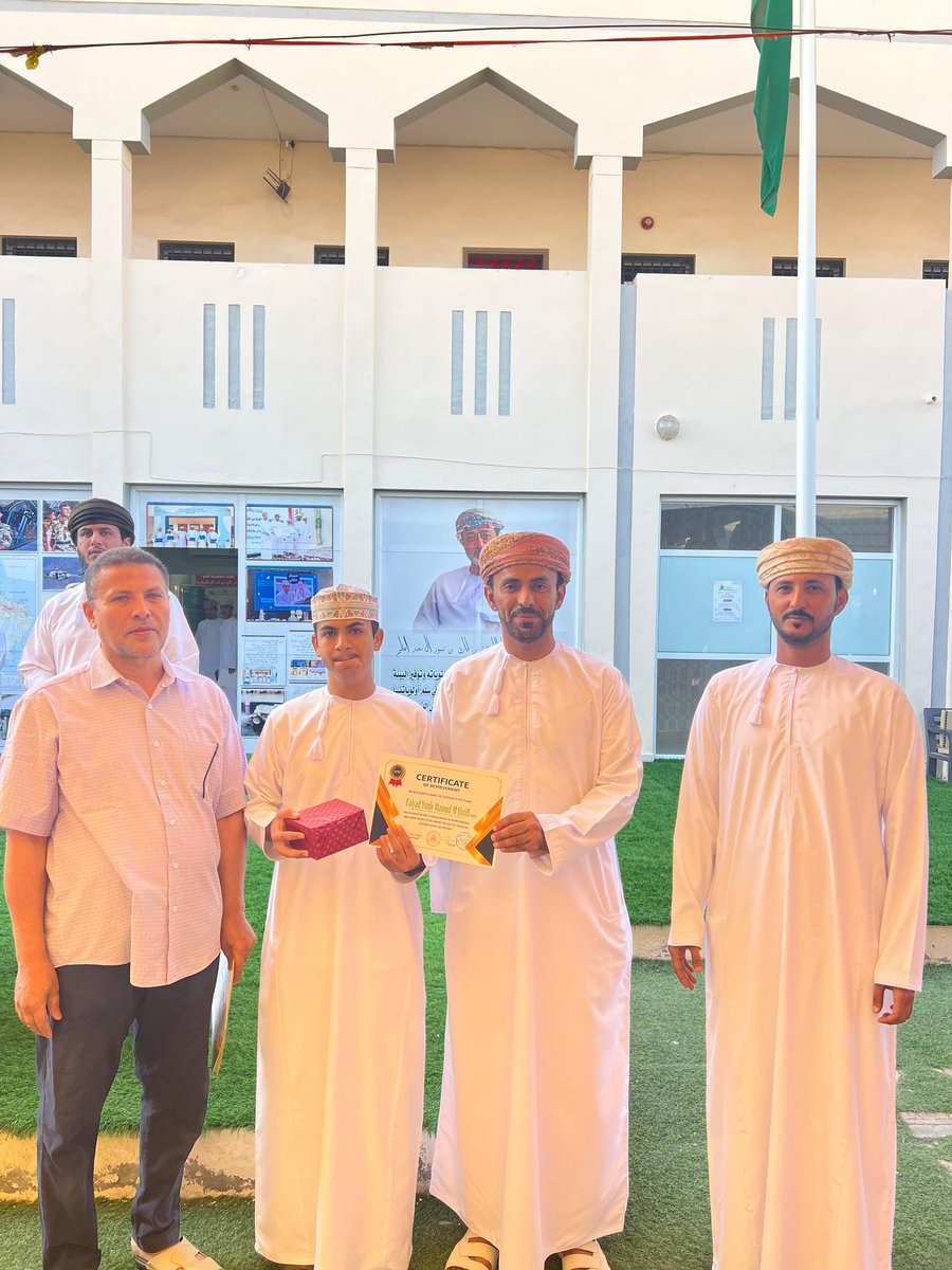 edugovssq5246's tweet photo. ضمن مشروع الحصاد الاسبوعي
كرم الاستاذ السيد المرسي معلم مادة اللغة الانجليزية طلبة الصف الحادي عشر المتميزين في مشروع الحصاد متمنيا لهم المزيد  من التفوق والتميز https://t.co/JqwaQXzwXB