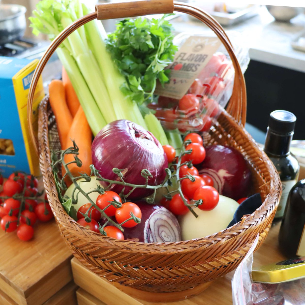 ClubatIbis's tweet image. We had a lovely time at our Italian cooking class, led by Francesco Lattarulo, where Members learned basic techniques and how to create popular, delicious recipes with an Italian twist! 🍝Che bontà!
#LifeatIbis #CookWithUs #ItalianCuisine