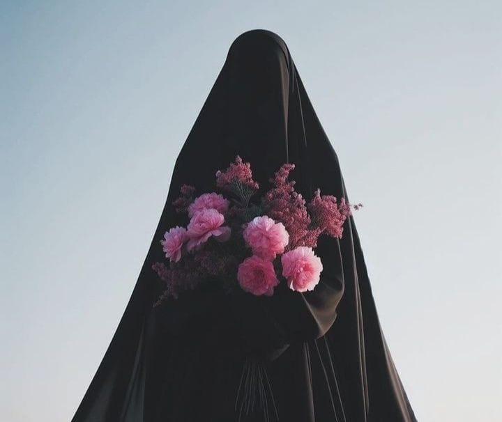 Fātima bint Nasr al-Attar al-Baghdadiyyah

Her brother said she left the house on three occasions:

1. The day she got married
2. The day she performed Hajj
3. The day she passed away

[Tarikh al-Islām (al-Dhahabī 40/ 126)]