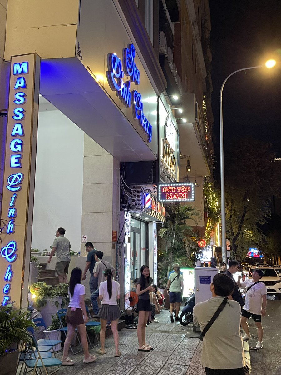 toynosyn's tweet photo. ベトナム🇻🇳バーで
クラフトビール🍺呑んで1日目終了
そして後輩はアオザイの店に消えていった https://t.co/nsKRFhdksQ