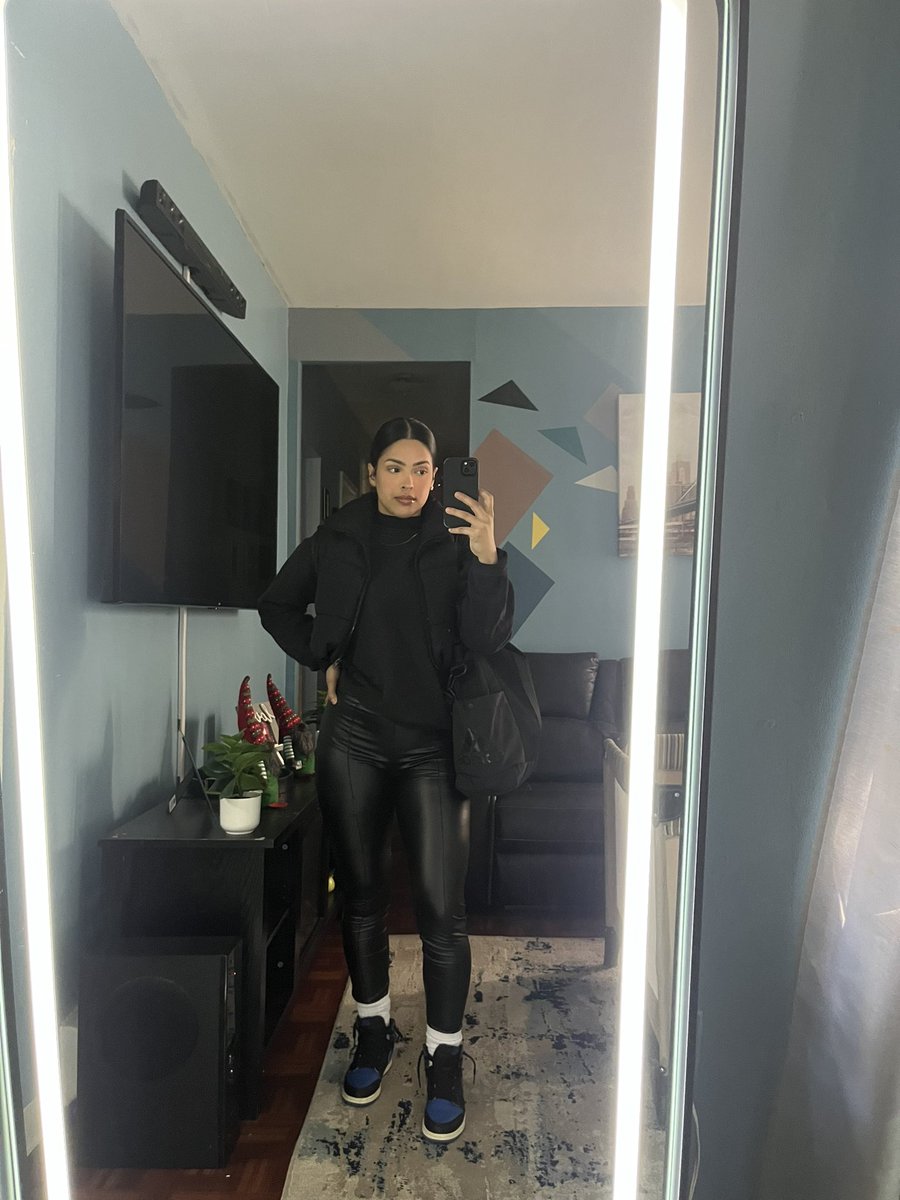 xolenaaaa's tweet image. This mirror gon hate to see me coming for every fit pic 🖤