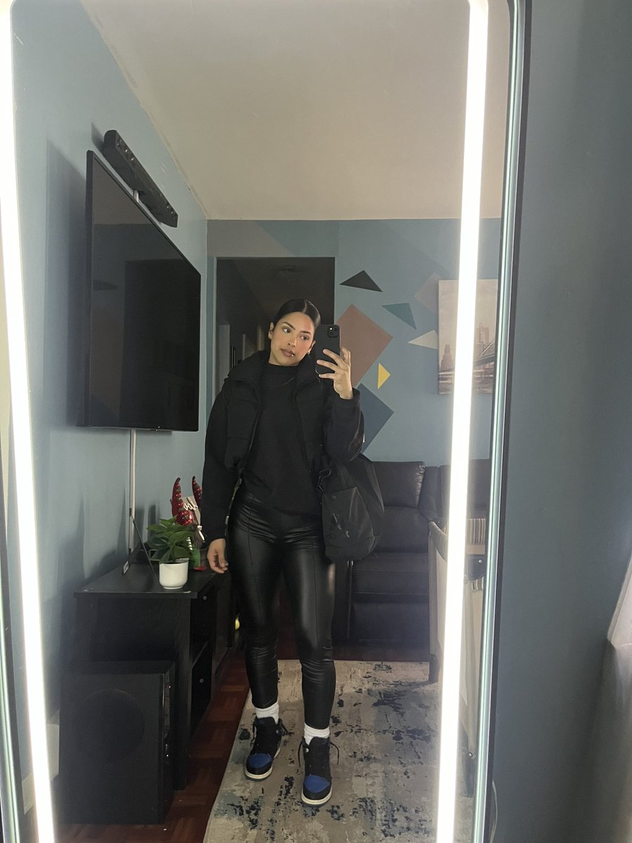 xolenaaaa's tweet image. This mirror gon hate to see me coming for every fit pic 🖤