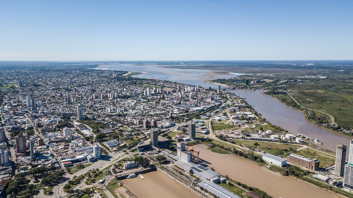canteli_lorenzo's tweet image. Mañana cumple 451 años la ciudad donde nos llamamos por primera vez “Argentinos”, la misma donde se creó el alfajor (golosina nacional), la cuna de la constitución, la ciudad más cervecera, tierra de cumbia y mosquitos. Capital nacional de la picada, la reposera y la humedad.