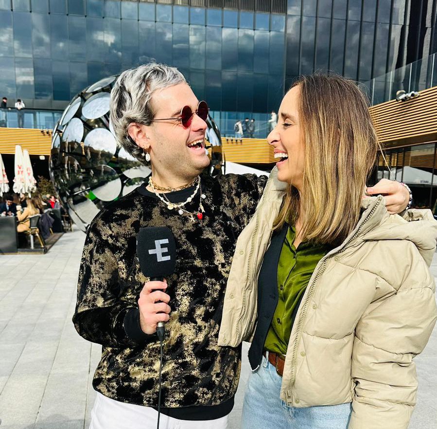 JuliaVarela__'s tweet photo. Con el equipo de @escplus_es hablando de Eurovisión Junior (y del sénior). No os perdáis la entrevista donde hemos charlado de todo, desde la edición 2015 hasta hoy!! Un repaso a mi labor de comentarista🥰🎶

Y a votar por España este sábado en @EurovisionJr #LetsBloom @rtve https://t.co/ZkejHIYlCe