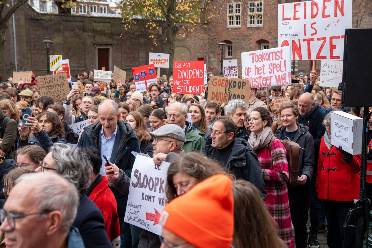 The organisers are pleased that the demonstrations in Leiden and The Hague went so well. ‘This is a taster: there’s more to come on 25 November’, says Tanja de Bie, a senior policy adviser who helped organise the event. Read back our liveblog here: universiteitleiden.nl/en/news/2024/1…