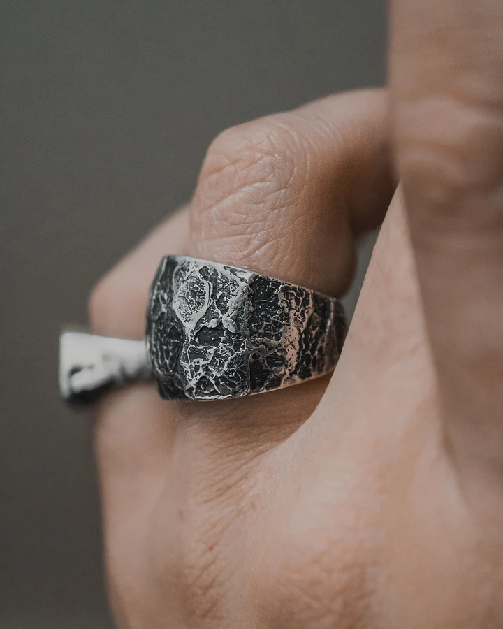 gonearchiv's tweet image. All over veins-like texture.
Hand carved and finished using artisan techniques. Oxidized and polished for texture enhancement.