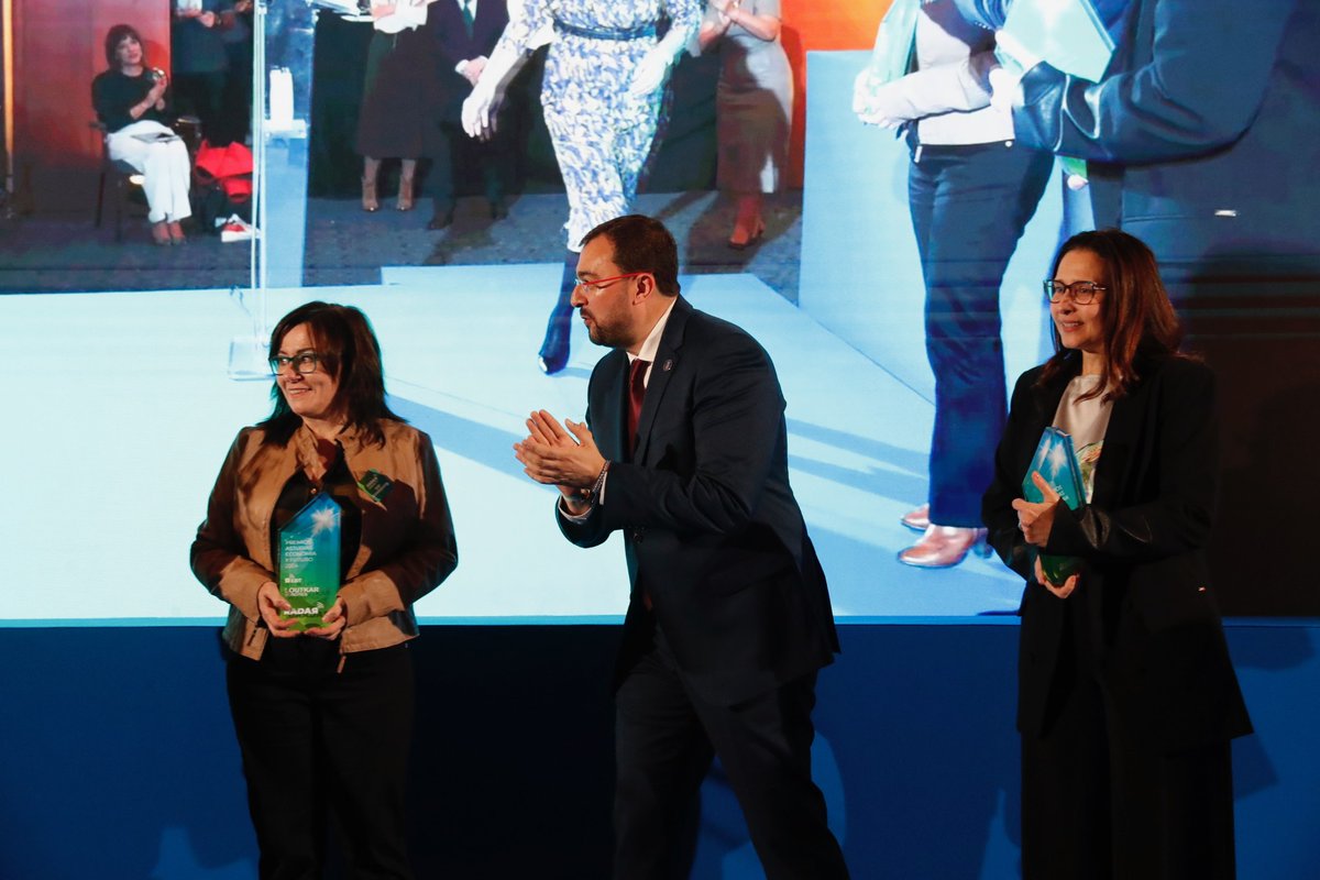 GobAsturias's tweet image. 🏆El presidente ha entregado los galardones a la Delegación de Defensa en el Principado, al Regimiento Príncipe nº 3 y a las empresas #AgrolineraAstur y #LoutkarRobotics