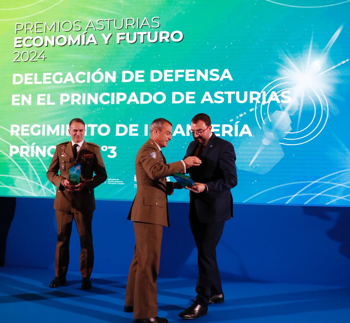 GobAsturias's tweet image. 🏆El presidente ha entregado los galardones a la Delegación de Defensa en el Principado, al Regimiento Príncipe nº 3 y a las empresas #AgrolineraAstur y #LoutkarRobotics