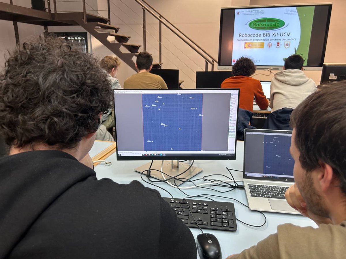 oteaucm's tweet image. ¡Y llegamos a nuestra última sesión de @robocode con una delegación de @ciudaddelosmuch!
Han puesto a prueba sus mejoras en los sistemas de los carros de combate con ¡batallas masivas!

(Sí, la letra de @jlvazpol es de informático y el dibujo no es lo suyo #SeTeníaQueDecir)